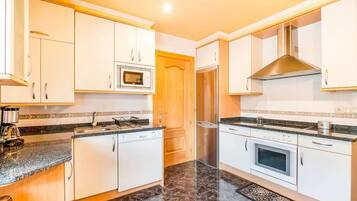 JÀÀkaappi, mikroaaltouuni, uuni, liesi