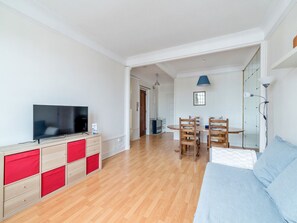 TV, books - Appartement Albâtre - Welkeys (Lyon)