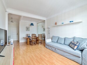 TV, books - Appartement Albâtre - Welkeys (Lyon)