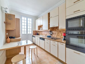 Fridge, microwave, coffee/tea maker, toaster - Appartement Albâtre - Welkeys (Lyon)