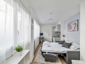 Iron/ironing board, WiFi, bed sheets