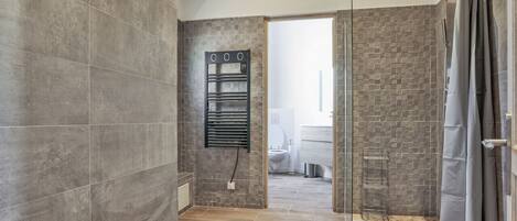 Douche, articles de toilette (gratuits), séchoir à cheveux