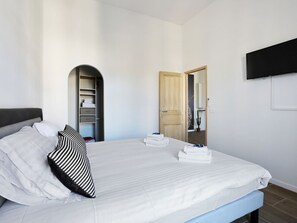 1 habitación, tabla de planchar con plancha, wifi y ropa de cama 