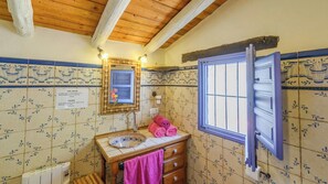 Bathtub, hair dryer - Casa Tejeda Frigiliana by Ruralidays (Málaga)