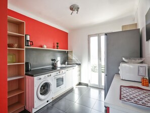 Fridge, microwave, oven, coffee/tea maker