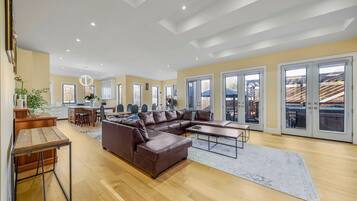 TV connectée, baby-foot, livres