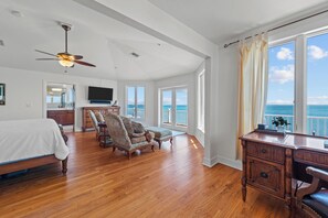 4 室のベッドルーム、デスク、アイロン / アイロン台、旅行用ベビーベッド