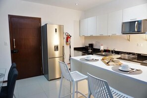 Kjøleskap, mikrobølgeovn, ovn og kokeplater