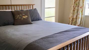 2 室のベッドルーム、デスク、アイロン / アイロン台、インターネット