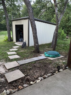 Property grounds - PERFECTLY CUTE COUNTRY BARDOMINIUM ON 11 ACRES (Bedias)