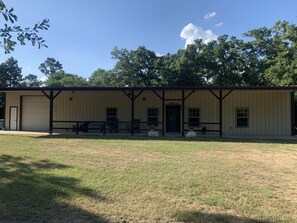 Exterior - PERFECTLY CUTE COUNTRY BARDOMINIUM ON 11 ACRES (Bedias)