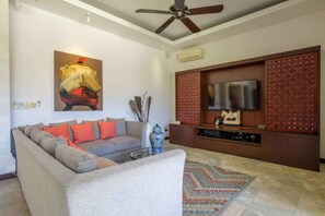 Télévision, lecteur de DVD, chaîne hi-fi