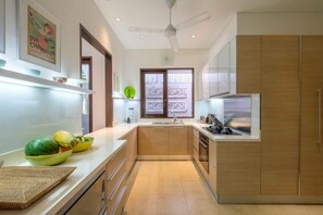 Kjøleskap, mikrobølgeovn, ovn og kokeplater