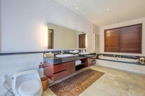 Badewanne, Regendusche, Haartrockner