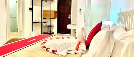 Romantic Studio Suite | Hypo-allergenic bedding, desk, laptop workspace, free WiFi