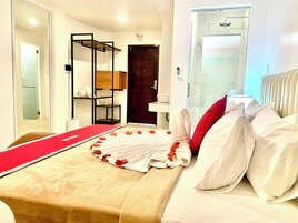 Romantic Studio Suite | Hypo-allergenic bedding, desk, laptop workspace, free WiFi