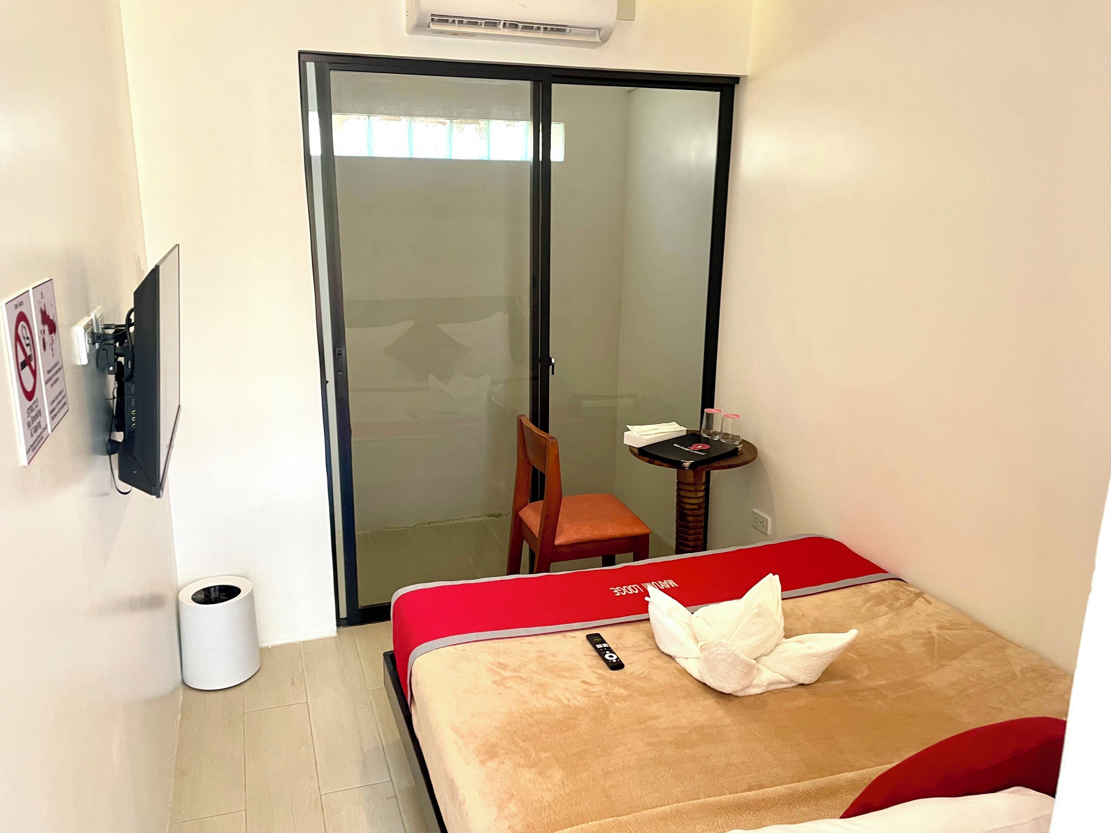 Hypo-allergenic bedding, desk, laptop workspace, free WiFi
