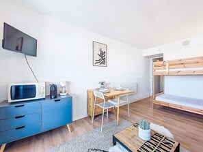 1 makuuhuone, silitysrauta/-lauta, internet