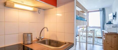 Een koelkast, een microgolfoven, een oven, een broodrooster