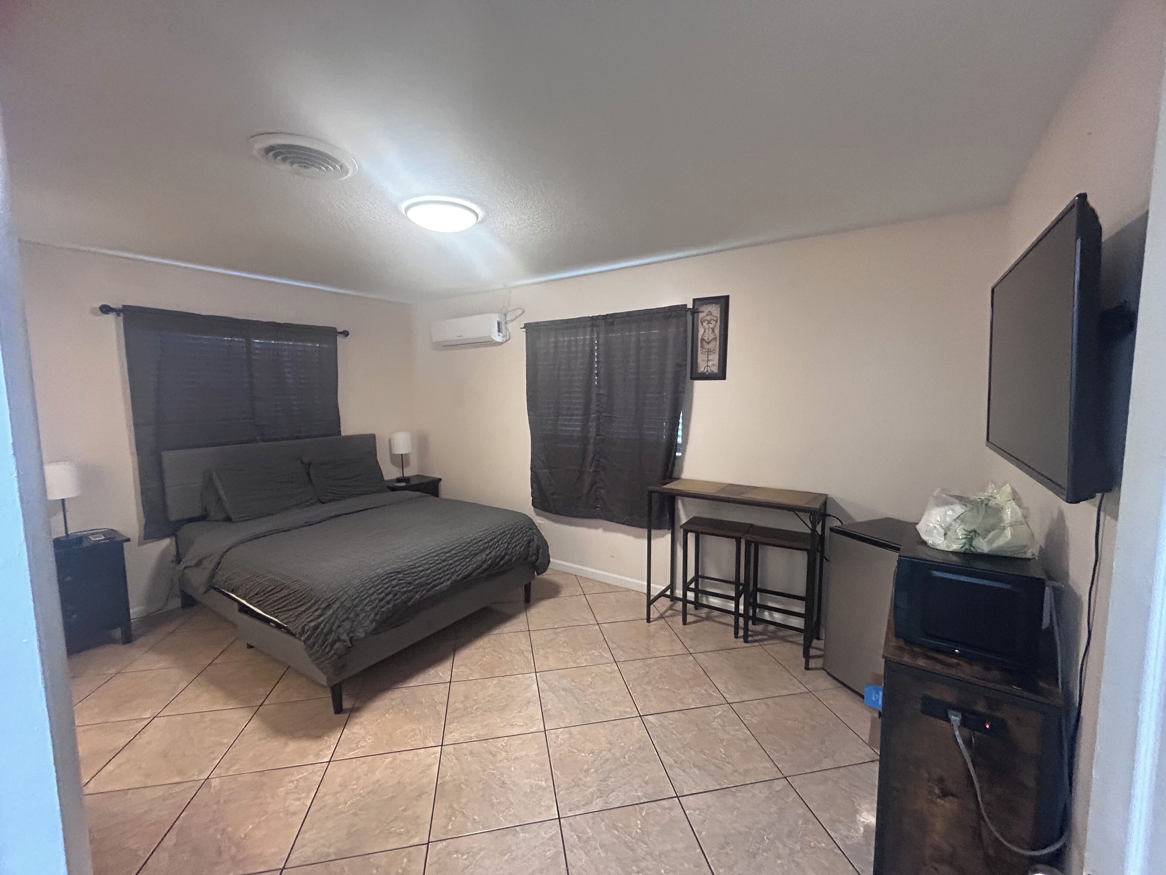 1 slaapkamer, een strijkplank/strijkijzer, gratis wifi, beddengoed