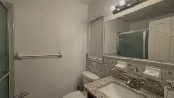 Douche, sèche-cheveux, serviettes fournies, savon