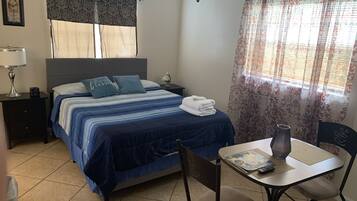 1 slaapkamer, een strijkplank/strijkijzer, gratis wifi, beddengoed