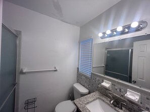 Een douche, een haardroger, handdoeken, zeep