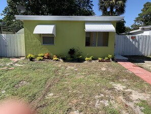 Property grounds - ENTIRE HOUSE ALL YOURS!10 MINS FROM BEACH CLOSE TO EVERYTHING!!! (Fort Lauderdale)