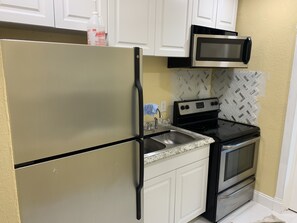 Private kitchen - ENTIRE HOUSE ALL YOURS!10 MINS FROM BEACH CLOSE TO EVERYTHING!!! (Fort Lauderdale)