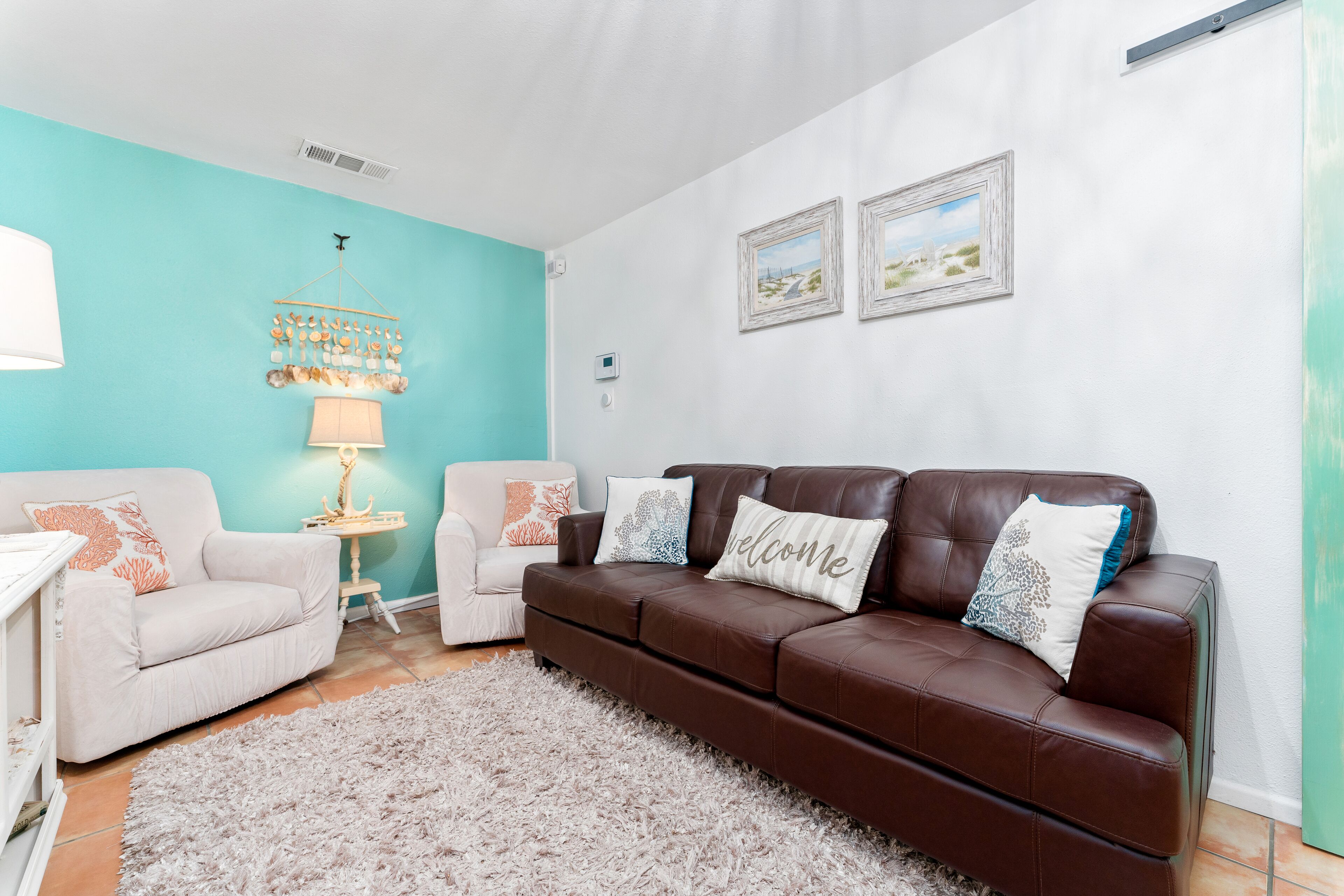 Smart TV, fireplace, Netflix, Hulu