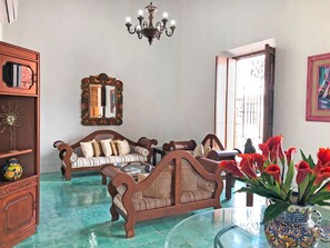 Smart TV, libros y estéreo 