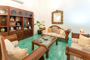 Smart TV, books, stereo