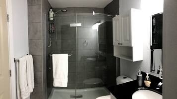 Douche, sèche-cheveux, serviettes fournies, savon