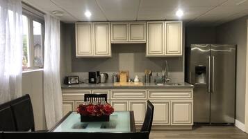 Réfrigérateur, micro-ondes, cafetière/bouilloire, bouilloire électrique