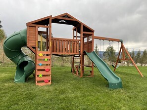 Children's area - Licensed suite with hot tub near Summerhill Winery (Kelowna)