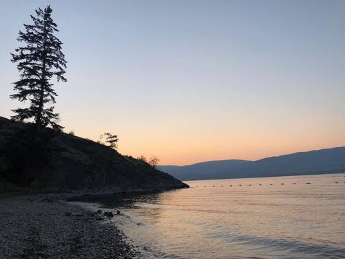 Licensed suite with hot tub near Summerhill Winery