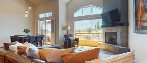 Smart-TV, Kamin, Bücher, Stereoanlage