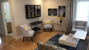 Smart TV, fireplace, DVD player