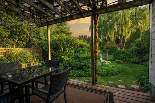 Secret Garden Cottage in Old Town Niagara-on-the-Lake