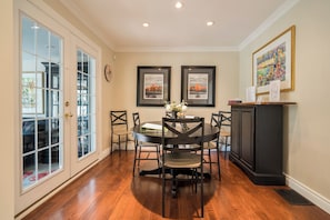 Dining - Secret Garden Cottage in Old Town Niagara-on-the-Lake (Niagara-on-the-Lake)