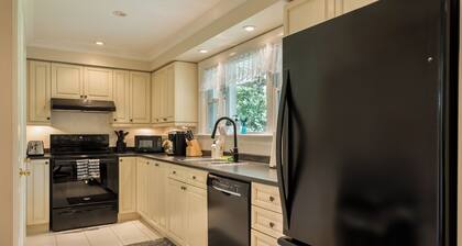 Secret Garden Cottage in Old Town Niagara-on-the-Lake