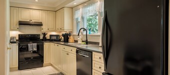 Secret Garden Cottage in Old Town Niagara-on-the-Lake