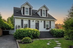 Exterior - Secret Garden Cottage in Old Town Niagara-on-the-Lake (Niagara-on-the-Lake)