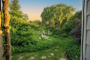 Property grounds - Secret Garden Cottage in Old Town Niagara-on-the-Lake (Niagara-on-the-Lake)