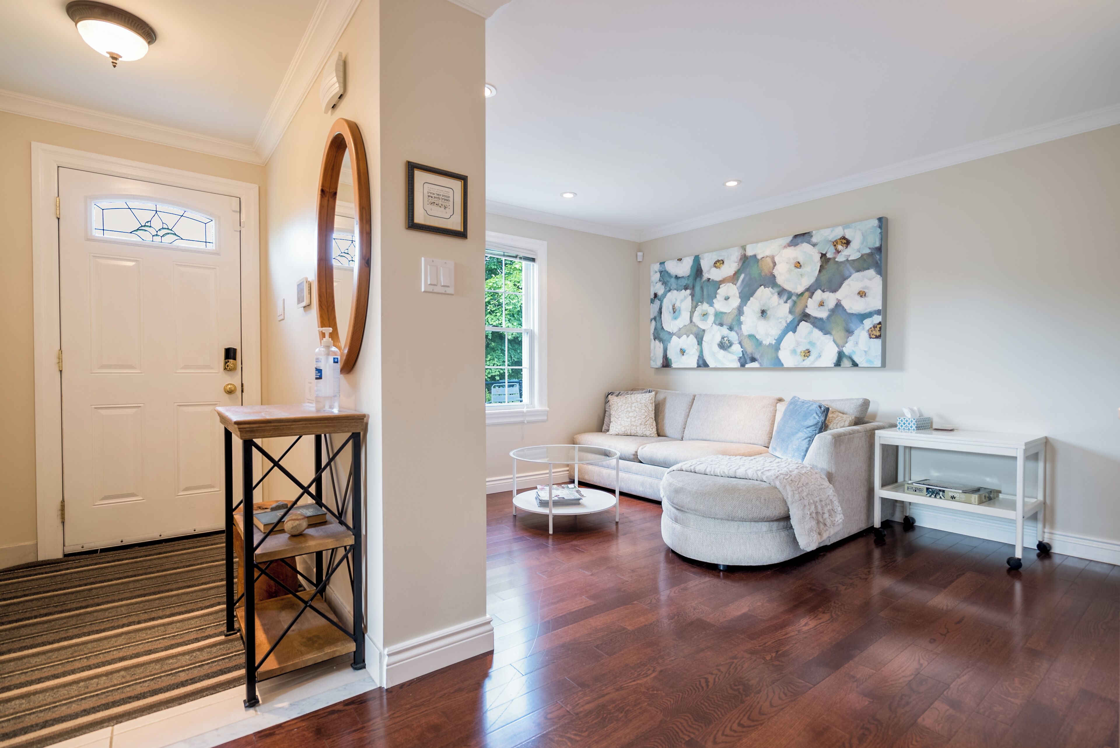 Älytelevisio, takka, kirjoja, musiikkikirjasto