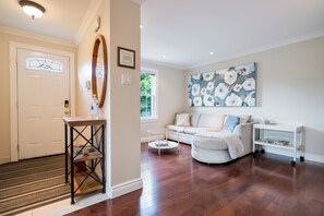 Smart TV, fireplace, books, music library - Secret Garden Cottage in Old Town Niagara-on-the-Lake (Niagara-on-the-Lake)