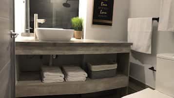 Departamento Deluxe | Baño | Regadera, regadera tipo lluvia, toallas, jabón