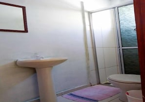Shower, towels - Pousada Brasil (Aparecida)