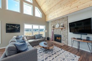 Smart-TV, Kamin, Stereoanlage