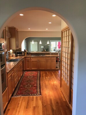 Réfrigérateur, four à micro-ondes, un four, surface de cuisson